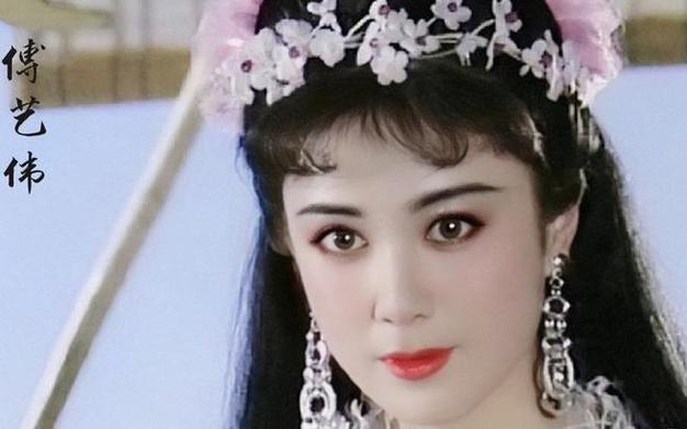 1990年拍摄《封神榜》时，26岁的傅艺伟死活不肯和56岁的达奇拍吻戏，“他太老