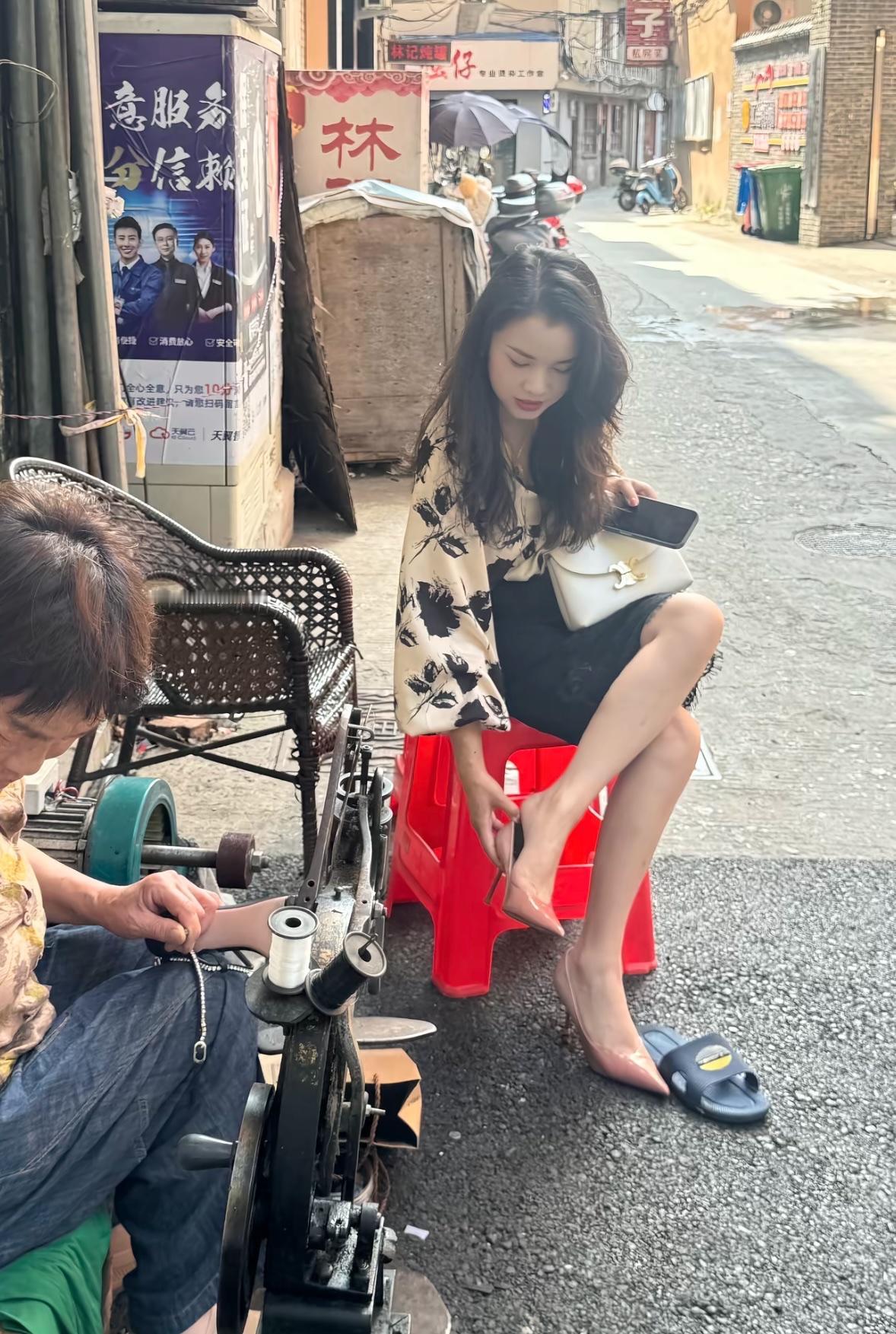 今天早上去修鞋遇到一个小姐姐，忍不住偷看了几眼🤣