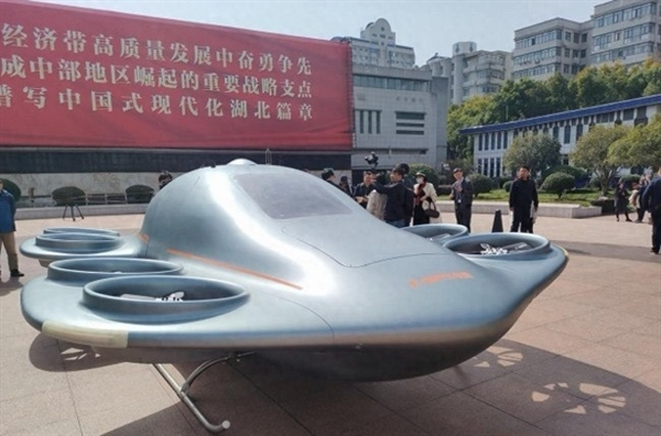 在湖北“新春第一会”上，4款本土研制的eVTOL飞行汽车首次集体亮相，覆盖载人、