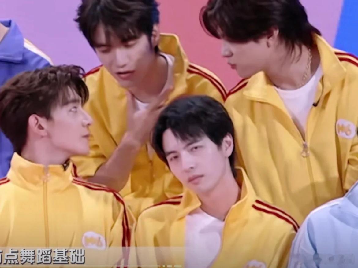能把这四个人放在一起，还得是芒果啊！弹幕：“像四个猴”“四个疯狂的香蕉”[dog