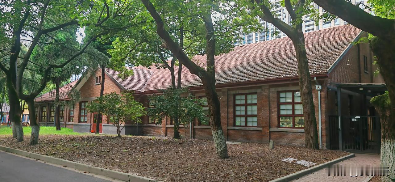 这是浙江大学的
哪个校园
有人知道吗？[呲牙][呲牙]
鸟语花香，绿树成荫，美不