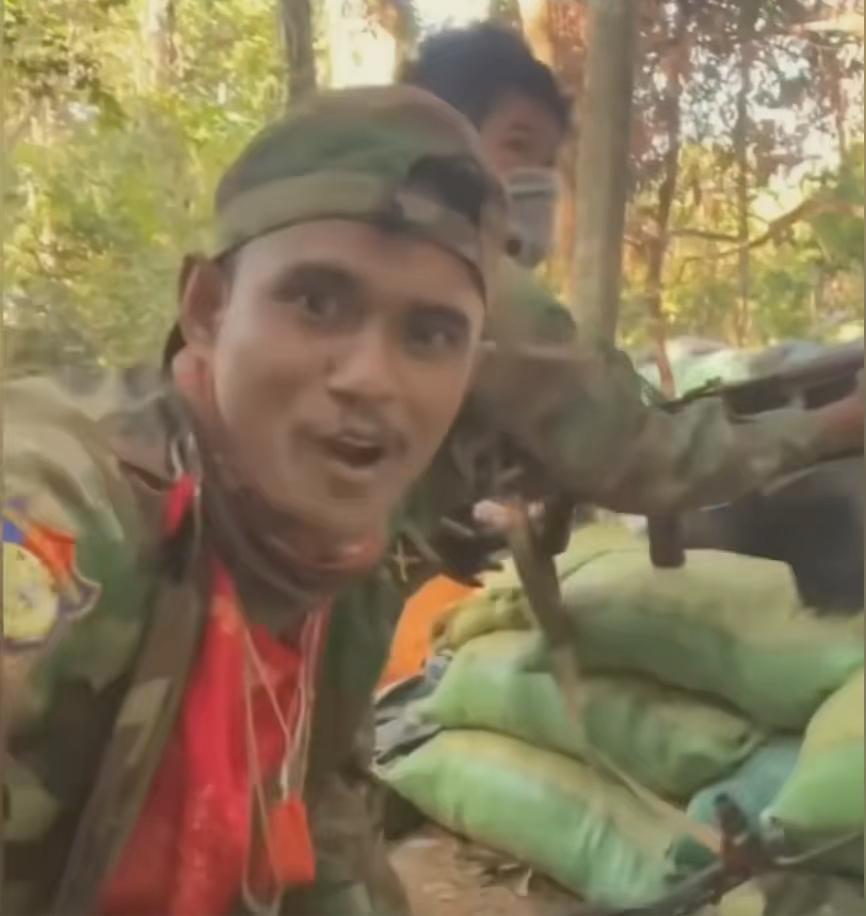 12月22日起，泰国媒体陆续曝光了柬埔寨士兵在前线战壕直播带货的事，主打热带防晒