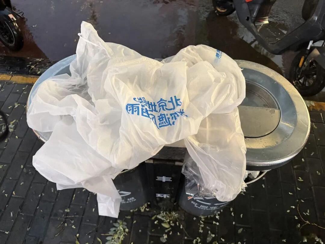 北京地铁回应新款雨衣先别着急丢掉！北京地铁雨天发放的新款加厚雨衣，并不是一次性用
