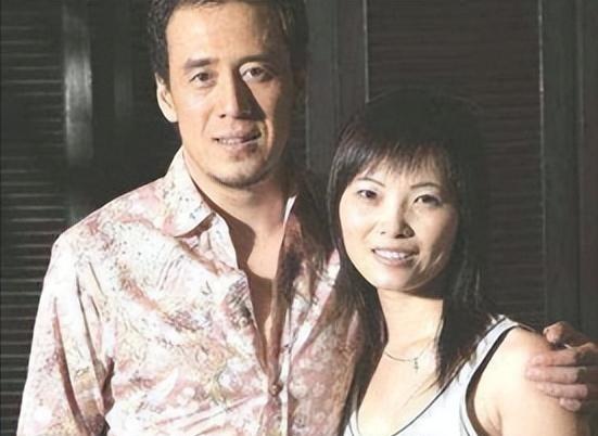 1996年，白雪宣布和杨坤分手，临别前，她扯下脖子上的项链递给杨坤，说道：“留个