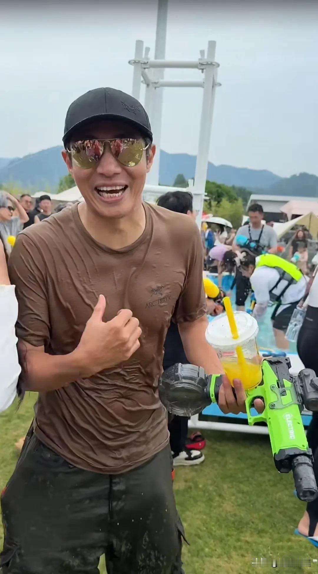 撒贝宁真的是一点也不“宁”啊！
撒贝宁现身千岛湖，和游客玩“打水仗”，感觉有点“