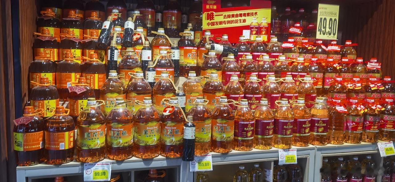 金龙鱼油在超市的堆头还不小呢！
不知道销量怎么样，反正我基本不买这个品牌吧。