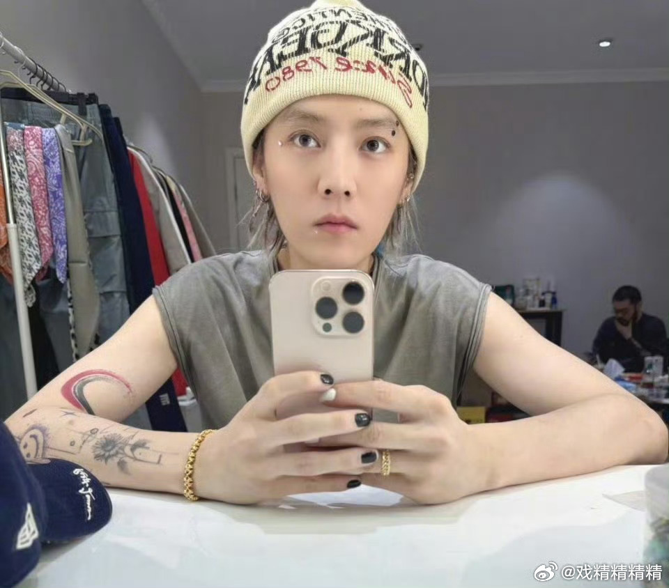 鹿晗工作室粉丝控诉把工作室骂上热搜。第一条就错了，多少年了早就不是顶流了，粉丝还