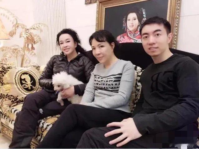 刘晓庆因轻信他人被骗光积蓄，向太对其的评价“傻白甜”被网友认为是准确的。1. 刘