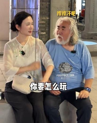 不能不服，大导演张纪中老先生是一个挺幽默、也喜欢玩的人。近日，他约小娇妻杜星霖外