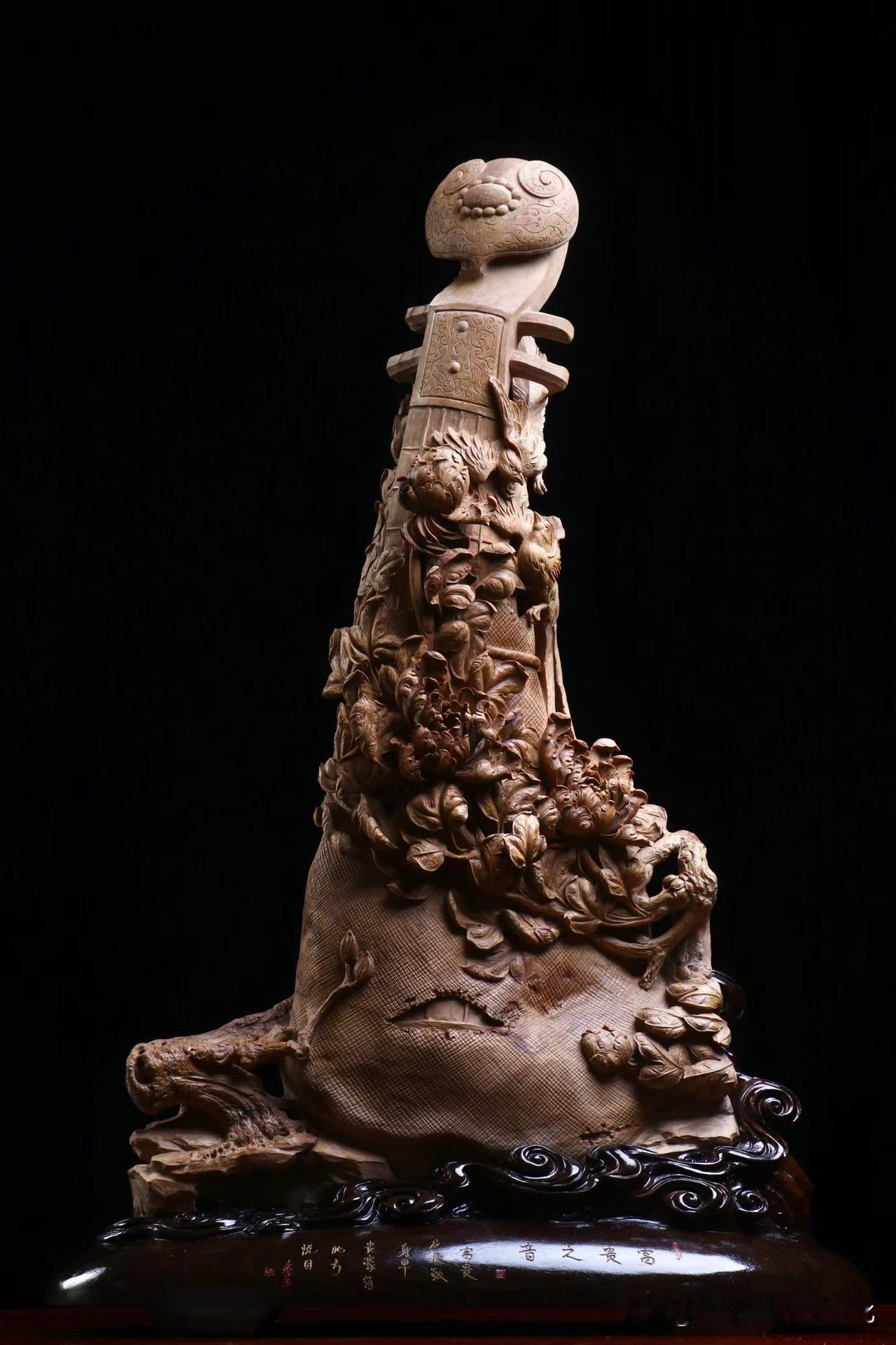 有些作品，一眼是繁盛，再看却是气韵。

老山檀的温润底色里，牡丹层层舒展，花势不