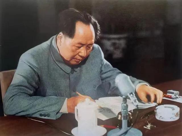 1975年，82岁的毛主席似乎预感到什么，突然询问身边的工作人员：“功德林里，还