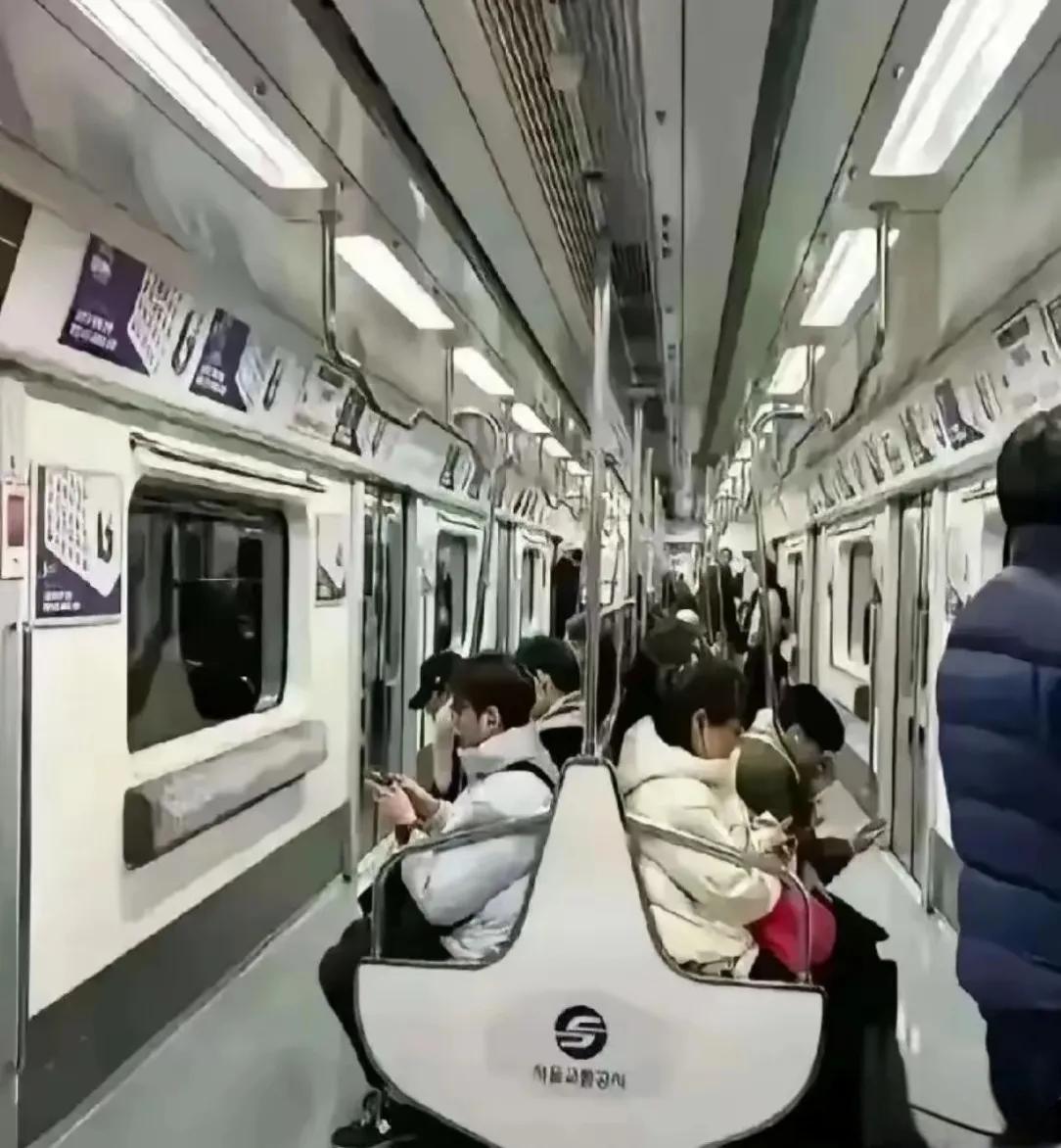 地铁为什么不把座位设在中间，让乘客背对背坐着呢？这样可以避免陌生人之间面对面的尴