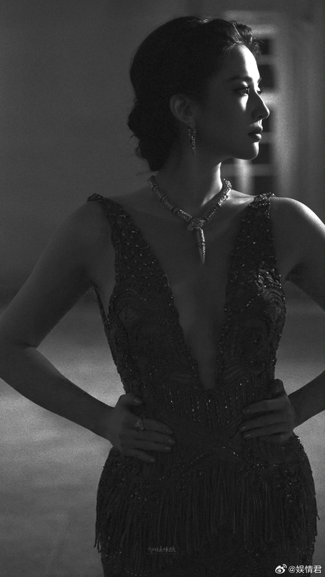 刘亦菲美人回眸一瞬好高级的质感，刘亦菲又在出神图了！刘亦菲安妮海瑟薇世纪神图 