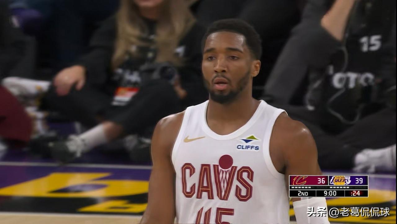 骑士当家球星米切尔真是彻底的迷失了自我！在今天骑士客场挑战湖人的比赛中，目前两队