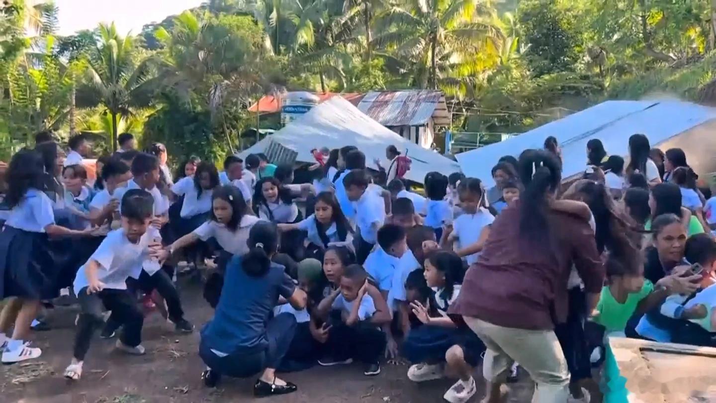 【菲律宾发生7.8级地震，造成至少16人死亡，建筑物倒塌，并引发海啸】（美联社）