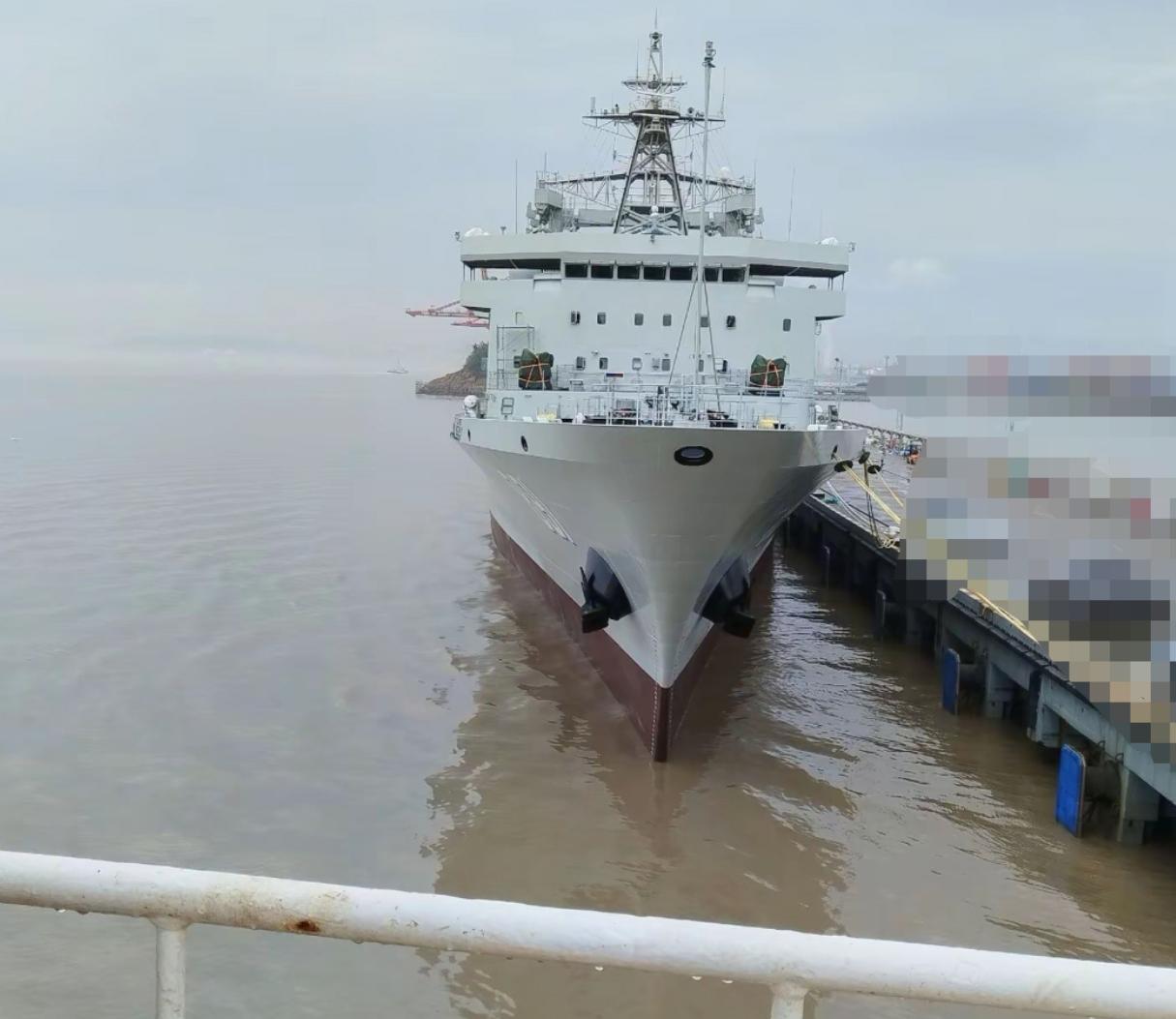 刚宣布完892“东江湖”舰和893“乌伦古湖”舰，891舰也已经刷号即将交付。现