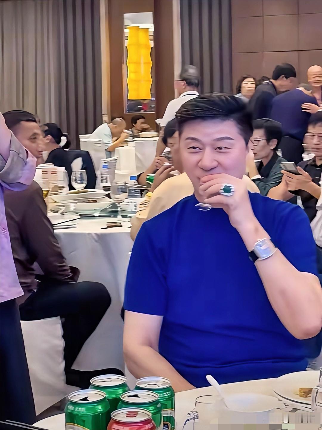 比刘晓庆更离谱的人出现了

那就是范丞丞的爸爸

71岁的他，出现在朋友婚宴上，