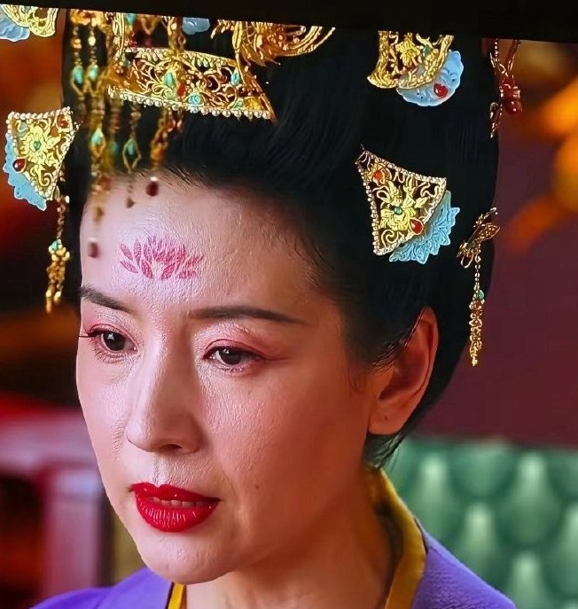莫离，是真的一点美颜磨皮没开啊，这也太高清了吧。 