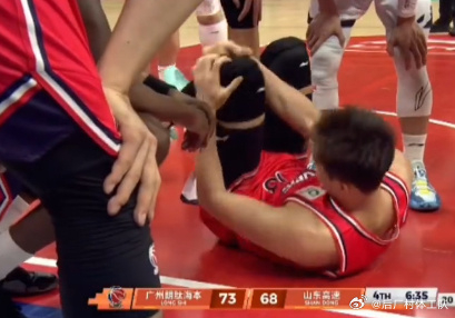 郭艾伦被担架抬出场郭艾伦膝盖受伤 郭艾伦在突破中膝盖受伤，无法坚持被担架抬出场。