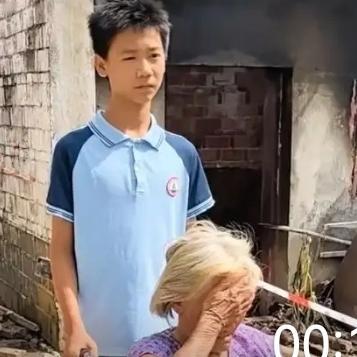广东湛江13岁少年冲入火海救出100余斤的88岁独居老人：本来抱不动，但在人绝境
