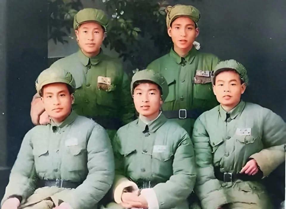 东野部队兵力本处下风，反攻始终无法展开，伟人高明布局用一妙招成功扭转战局！
19