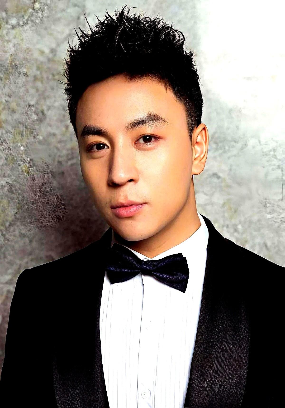 人家释小龙早就不靠拍戏吃饭了！

他家在河南登封的那个少林小龙武校，1980年就