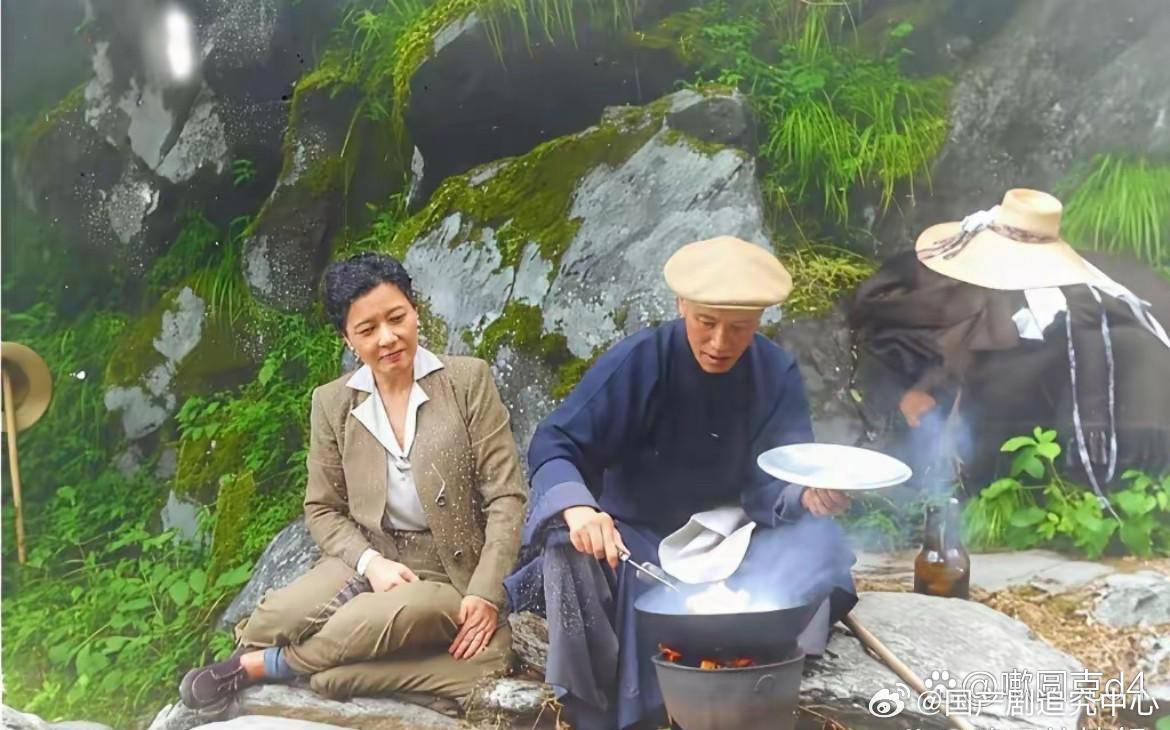 1946年，蒋介石与宋美龄庐山黄龙潭的野炊照片。两人看起来很恩爱。 