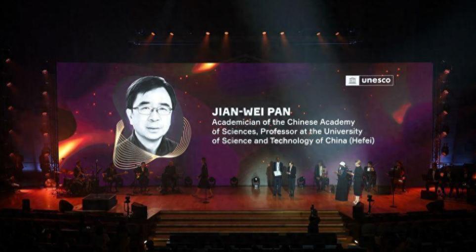 巴黎联合国教科文组织总部爆出个大新闻，中国科学家潘建伟拿下了门捷列夫奖！消息一出