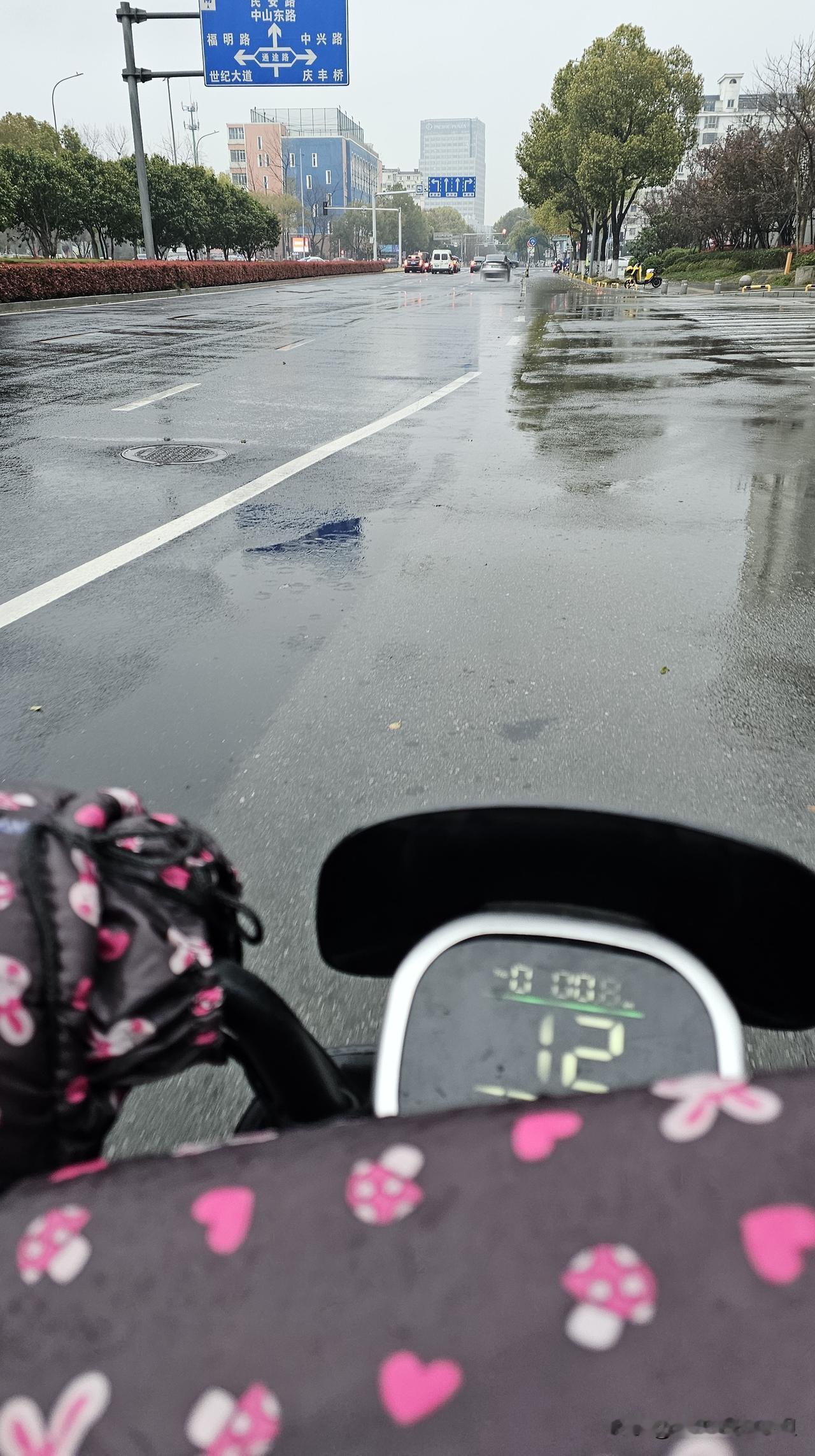 我是做家政的大姐，反正我皮实抗造[捂脸][捂脸]，早上出门不下雨，就没有带雨衣，