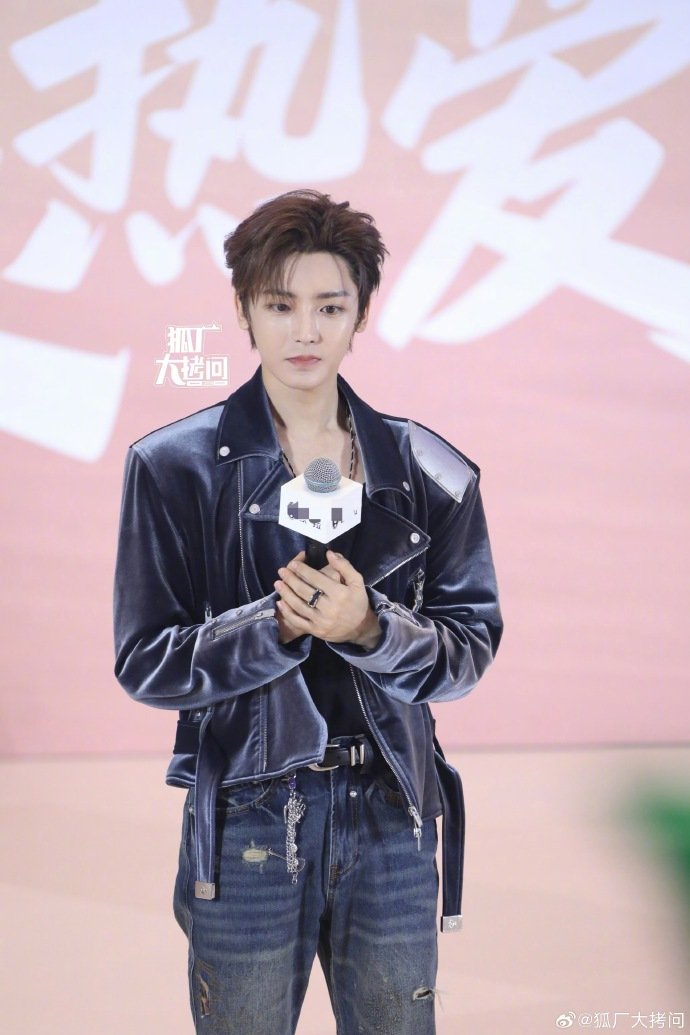 在保定出席品牌线下活动，生图状态超绝绝子，网友隔空callback前几天的考古热