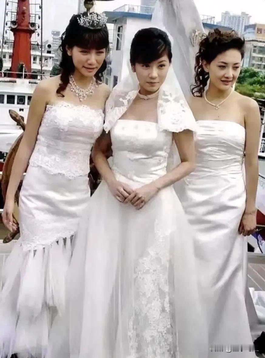 三位女明星同时穿白色婚纱你认为谁漂亮？
中间贾静雯出1米60高，穿上婚纱温柔雅静
