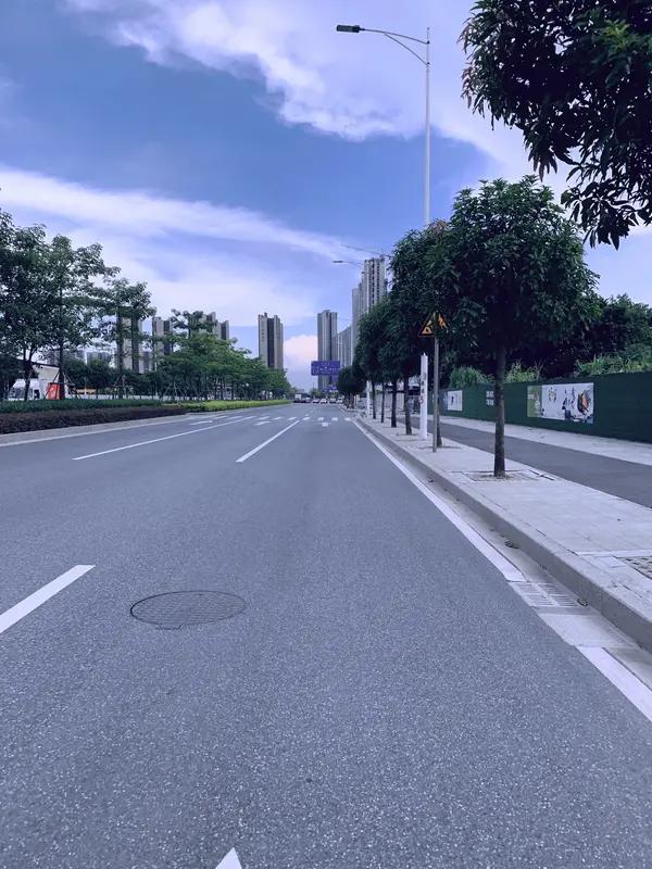 我觉得“赚钱图的是踏实心安，慌慌张张、斤斤计较，赚了钱也丢了好心情。日子慢慢来，