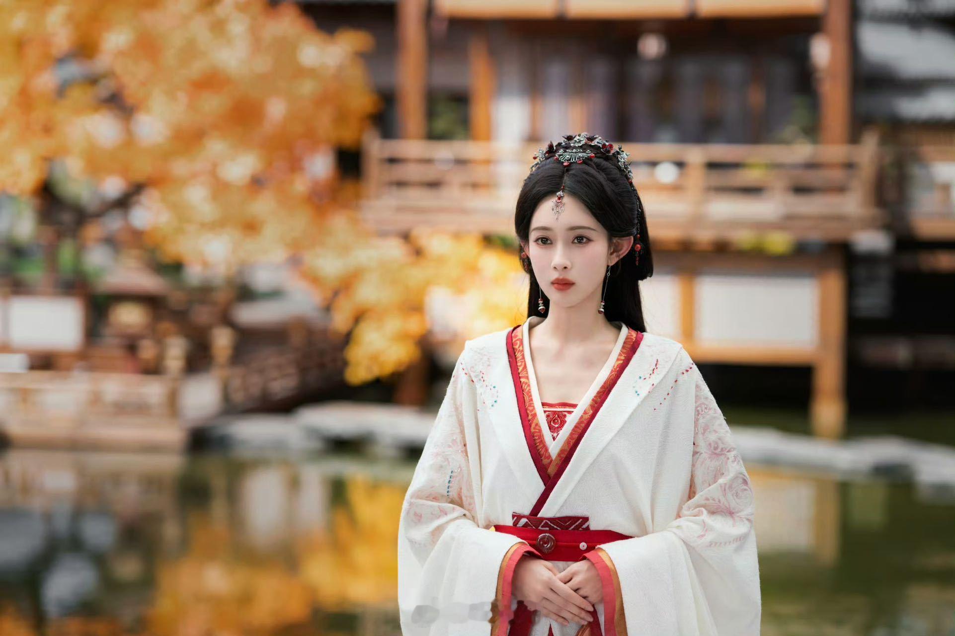 孟子义直播回应只演古装 古装很美是真的，但孟子义也不只演古装。《爱在无尽夏》不是