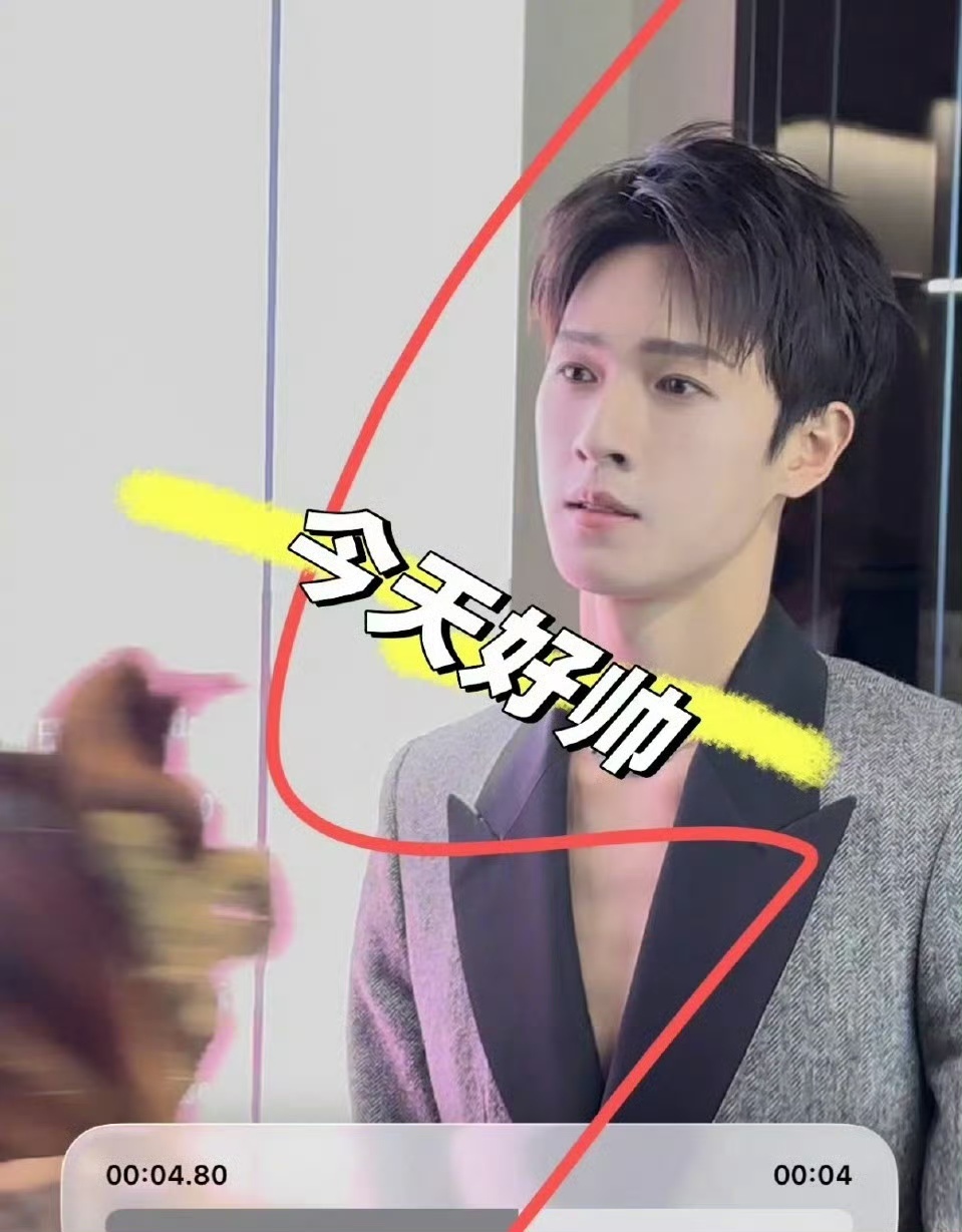 娱乐李昀锐灰西装深V李昀锐穿西装不穿内搭李昀锐灰西装深V，老公王来的 