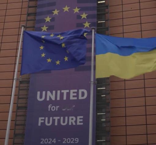 欧盟委员会主席冯德莱恩今天写道：“在俄罗斯全面战争四周年之际，我们在总部升起了乌