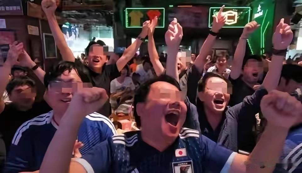 太过分了！
上海一酒吧，一群中国90后的“日本球迷”，穿着日本队球服，身上是“旭