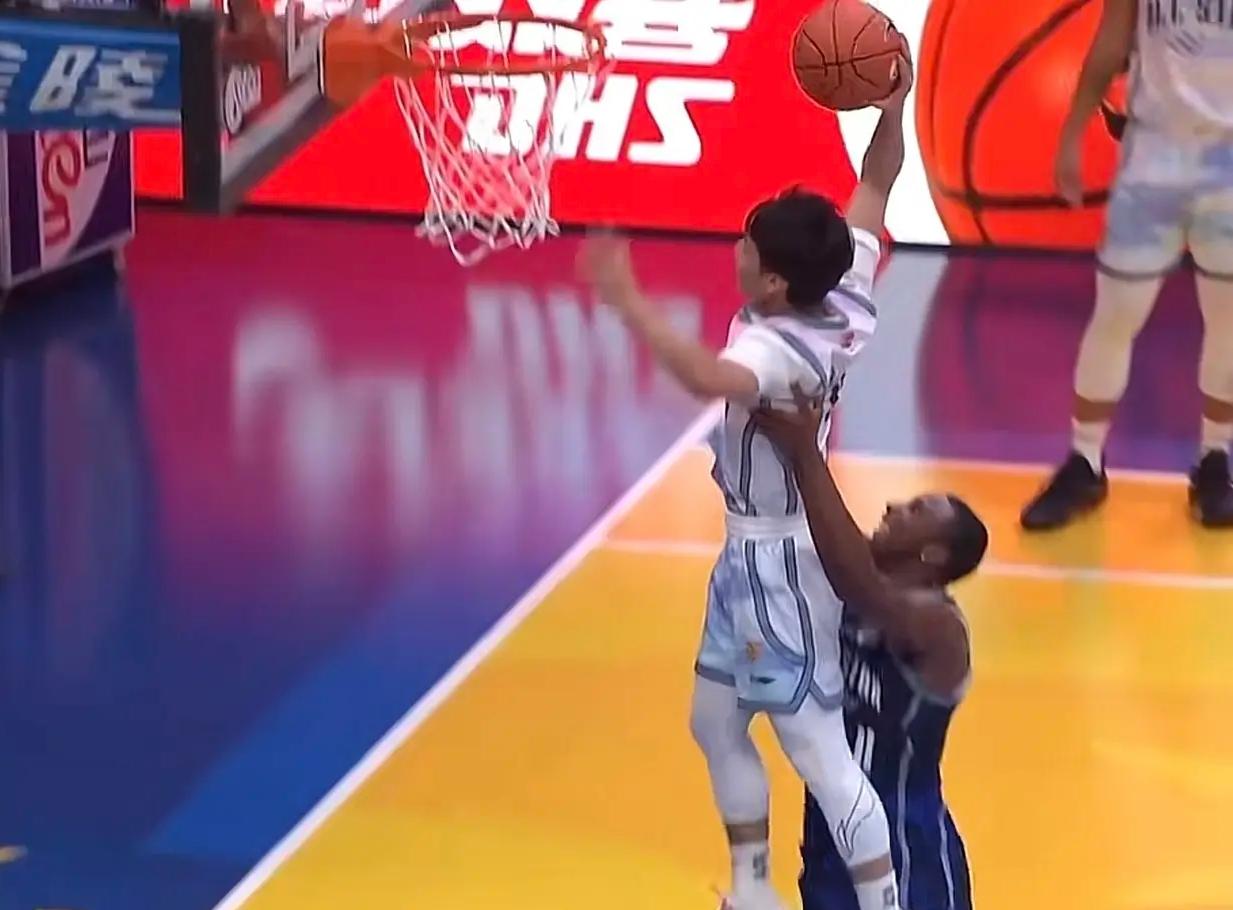 CBA2025-2026赛季CBA常规赛收官在即，上海男篮凭借豪华阵容强势领跑，