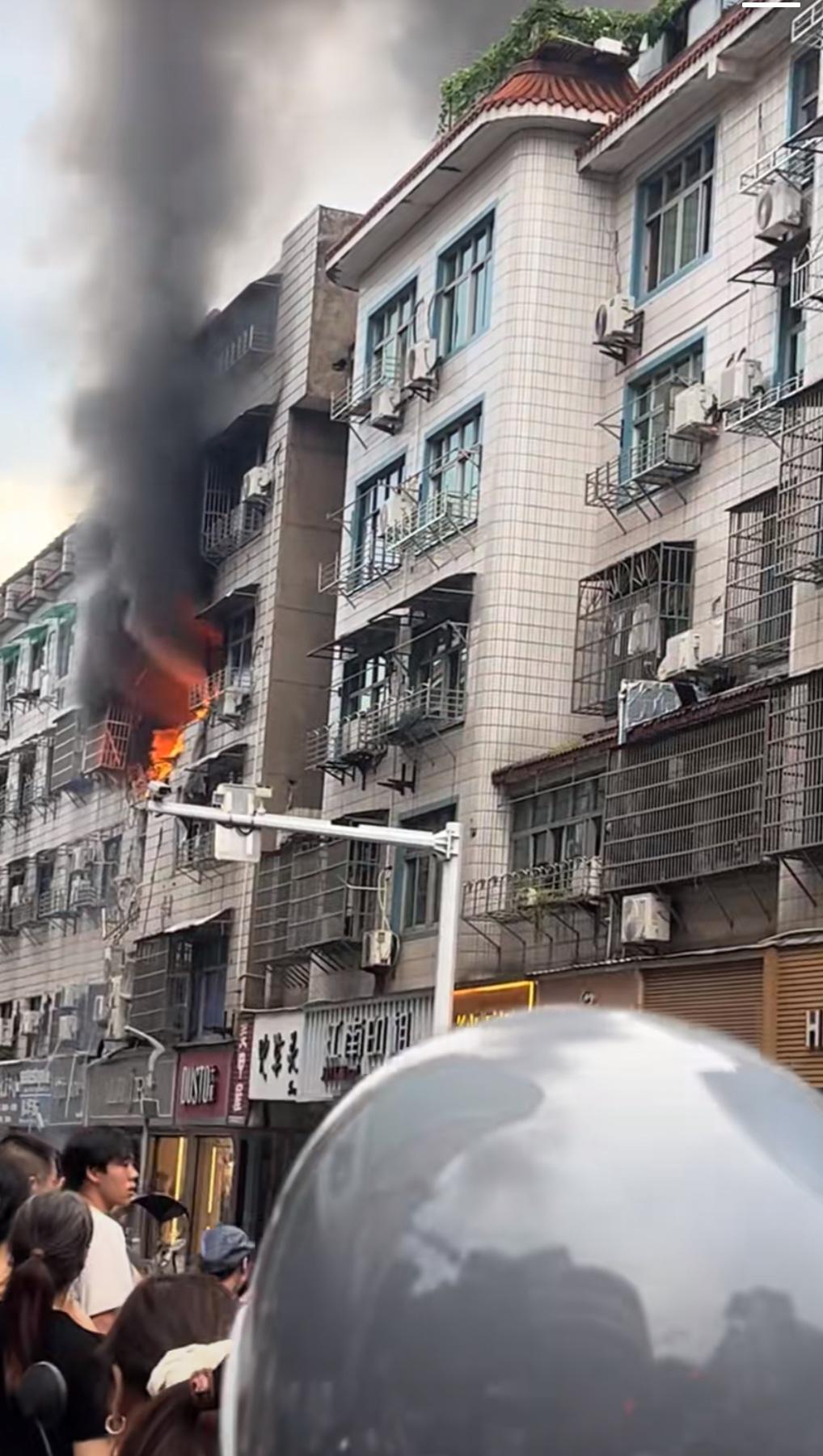 昨天傍晚6:00左右回家路上，远远地看到前面不远处的居民楼冒出滚滚浓烟，空气中似