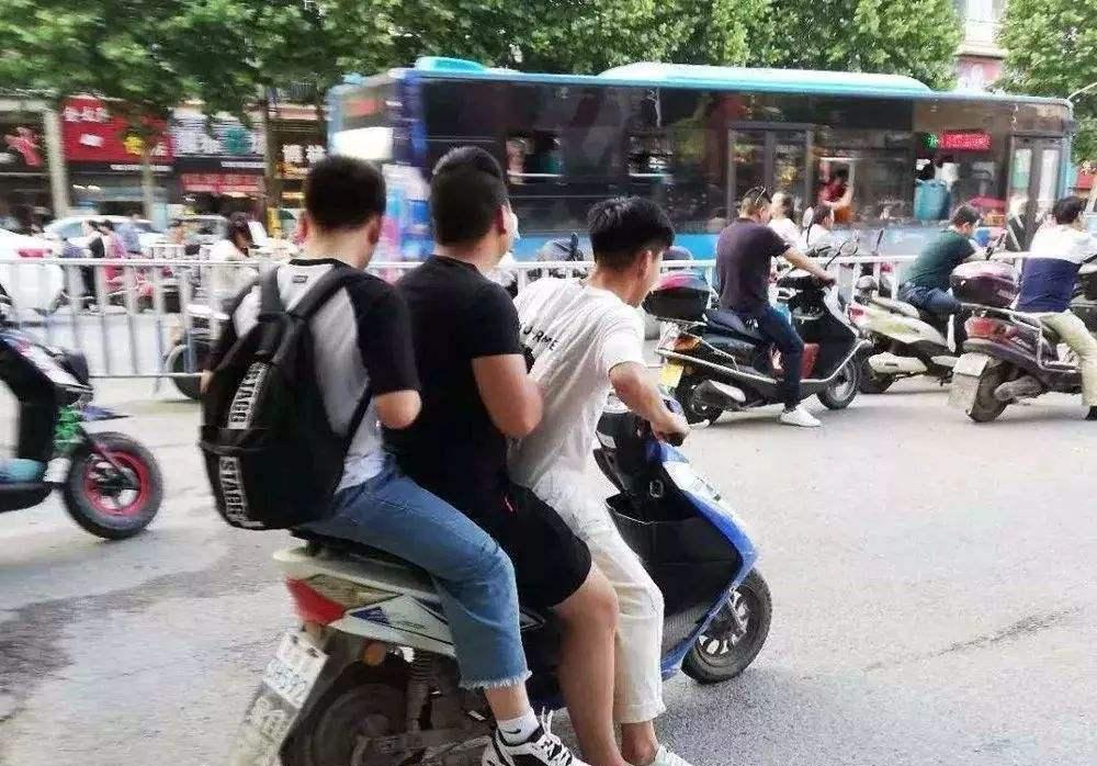 云南，一位独自抚养三个孩子的母亲，因为送孩子的原因，在上班路上因为时间紧急，无奈