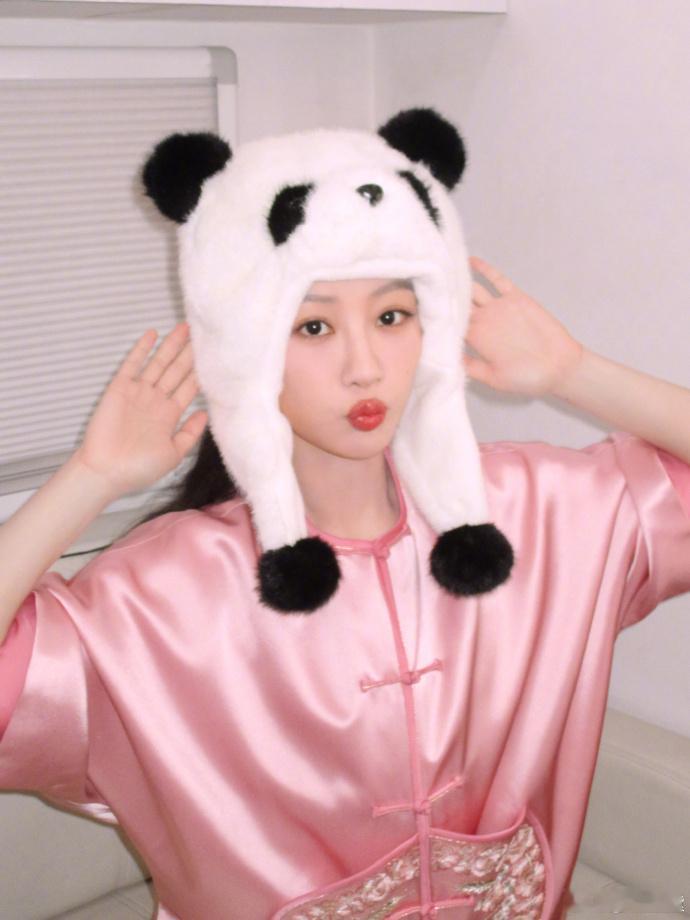 杨紫分享二月随拍   杨紫祯漂亮版随拍  被杨紫祯漂亮版随拍吸引，她的笑容真的好