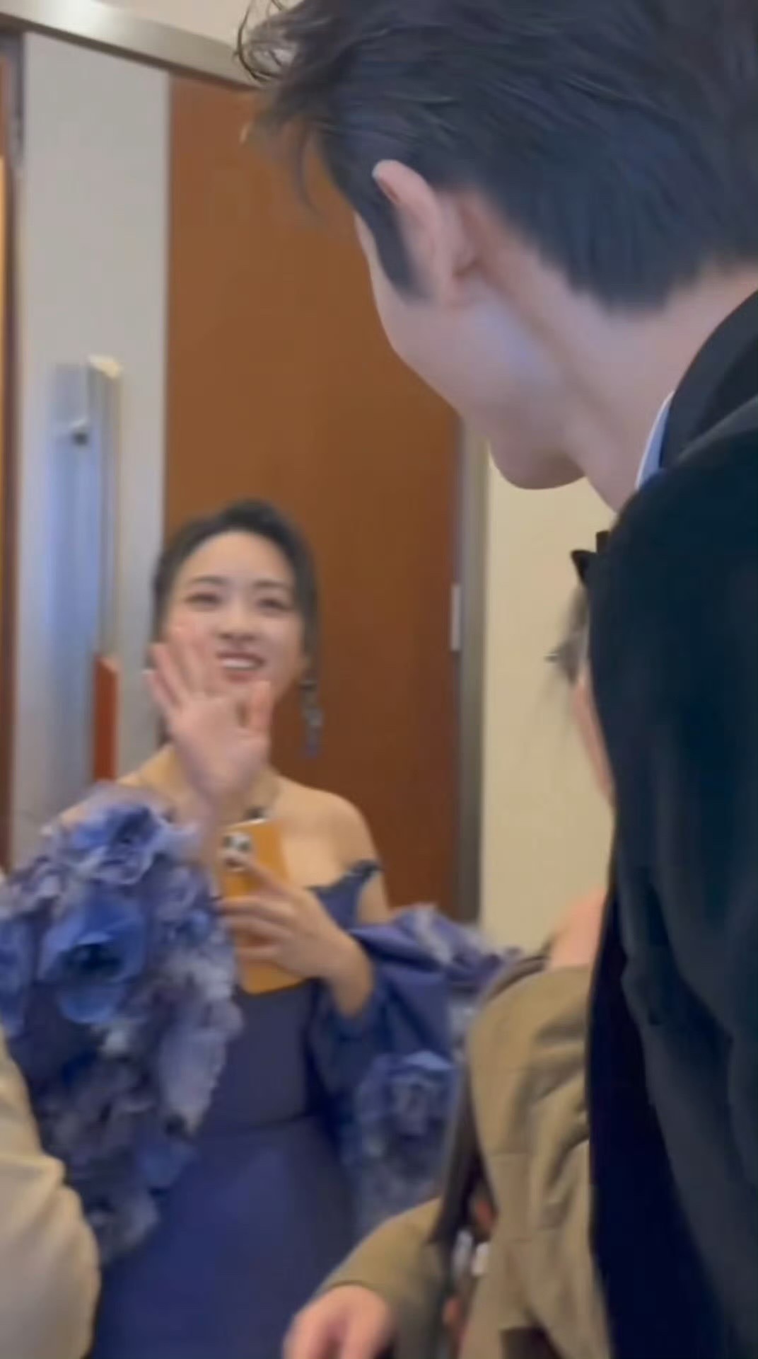 张凌赫和沈月打招呼  张凌赫昨天微博视界大会和沈月打招呼，两人什么时候可以再合作