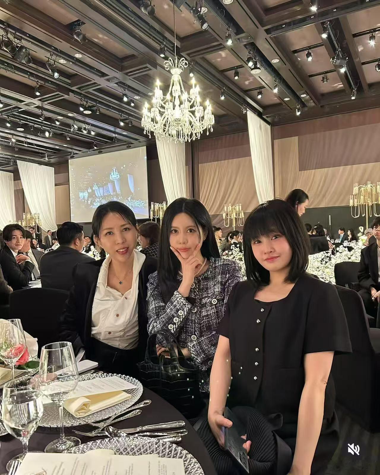 TARA成员在朴孝敏婚礼上的合影tara成员合影 爷青回[awsl] ​​​