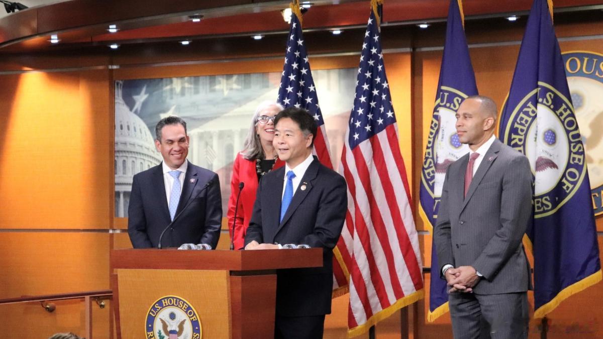 议员Ted Lieu表示，美国特朗普总统对格陵兰这样的nato盟国使用武力，没有