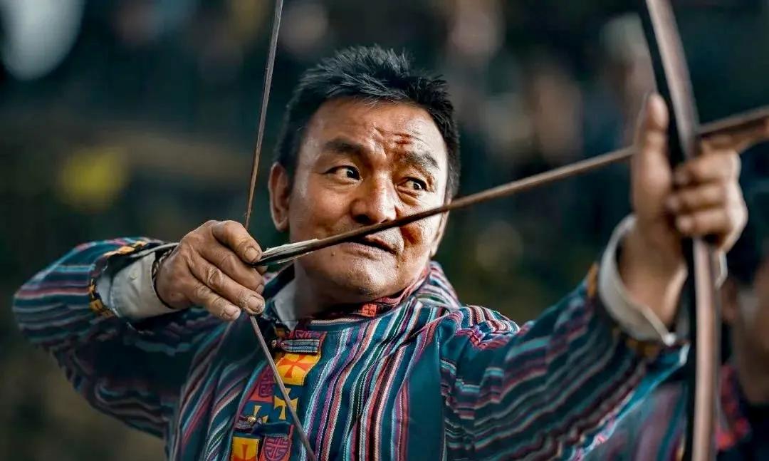 狩猎

⊙李平

尘世是神的牧场
生命是一杆猎枪
狩猎者和猎物捉着迷藏
谁会在枪