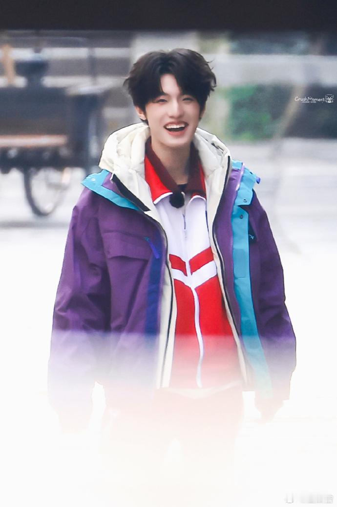 张泽禹盒猫录制路透 张泽禹首次综艺录制路透曝光，那阳光的笑容让人如沐春风。出道后