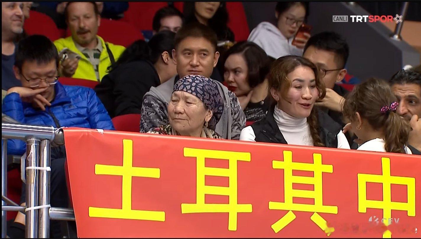 🔴 今晨欧联杯比赛中，现场为王媛媛加油助威的中国球迷；王媛媛该场比赛休战。 