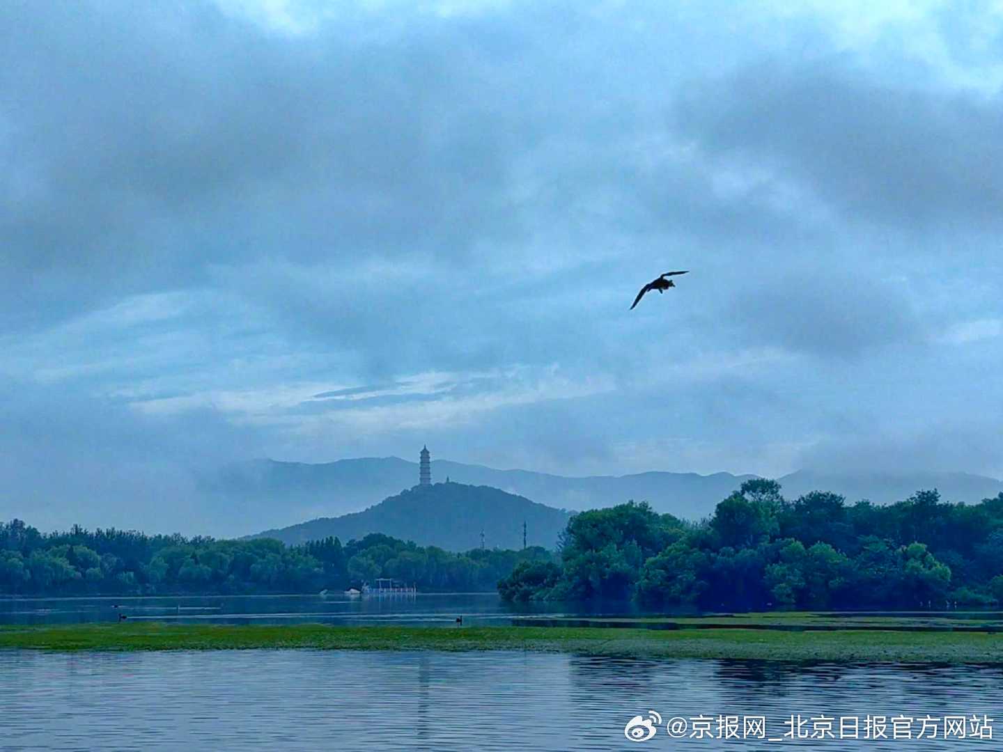 #北京雨后羽毛云#【#北京雨后蓝天配朵白云#】京城雨后初霁，浓妆淡抹总相宜。（作
