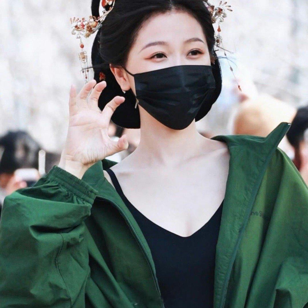 虞书欣卖萌比心路透哇塞，不愧是卖萌高手啊，今日份的虞书欣在电视剧《云初令》的上班