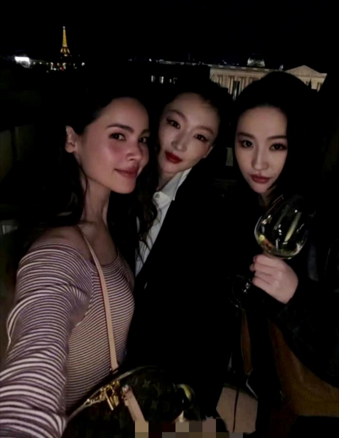 活久见！两大顶流大花终于同框了✨
刘亦菲与周冬雨现身巴黎大秀活动，同框自拍引发热