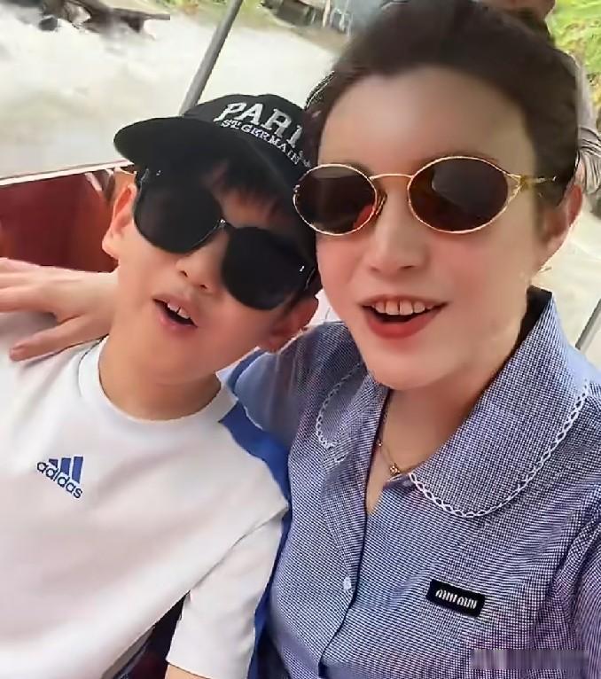 陈妍希，引发热议！
 
8月7号，陈妍希引发热议，她晒出和儿子小星星游玩的一段视